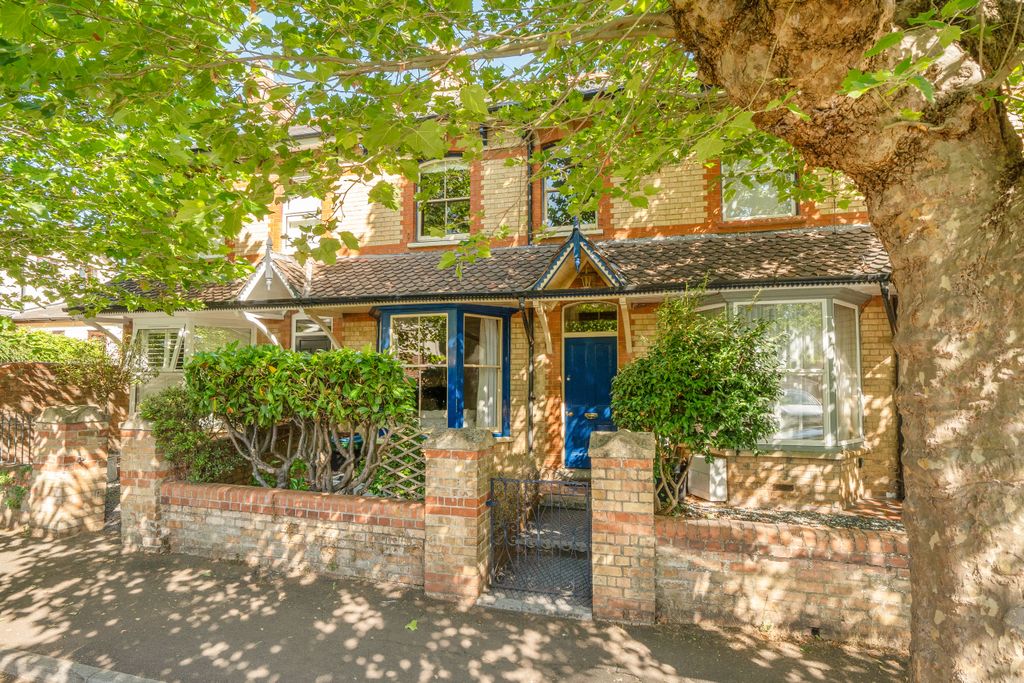 Property photo 1 of 19 .