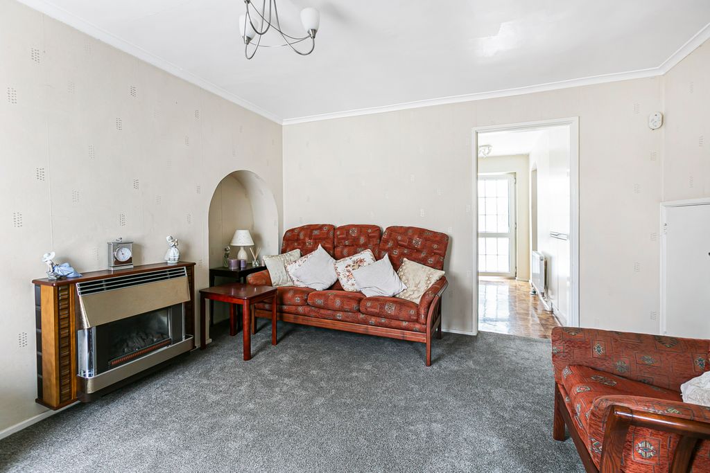 Property photo 3 of 13 Lounge
