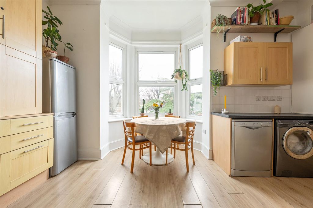 Property photo 3 of 20 Handsworth Ave, E4