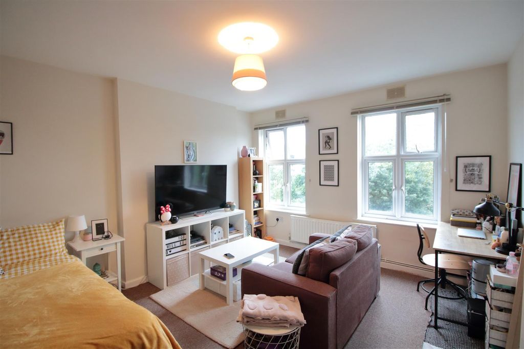 Property photo 1 of 10 Eden Harper Brixton Hill Court