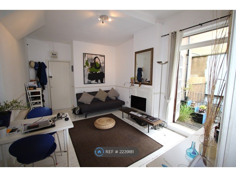 Property photo 3 of 11 Lounge