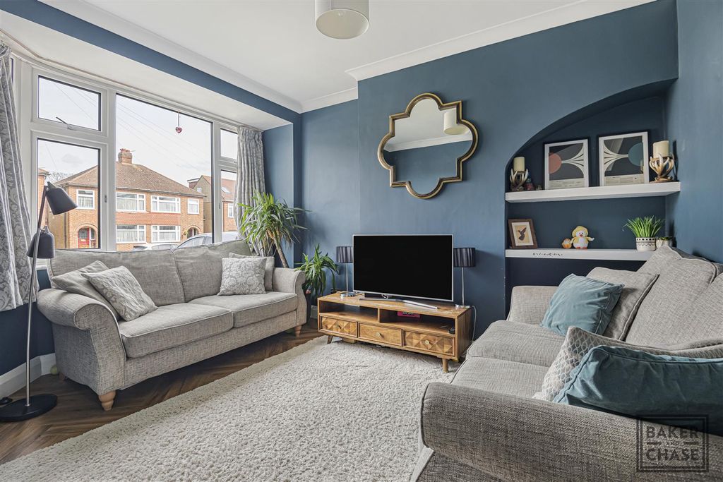 Property photo 3 of 32 Lounge