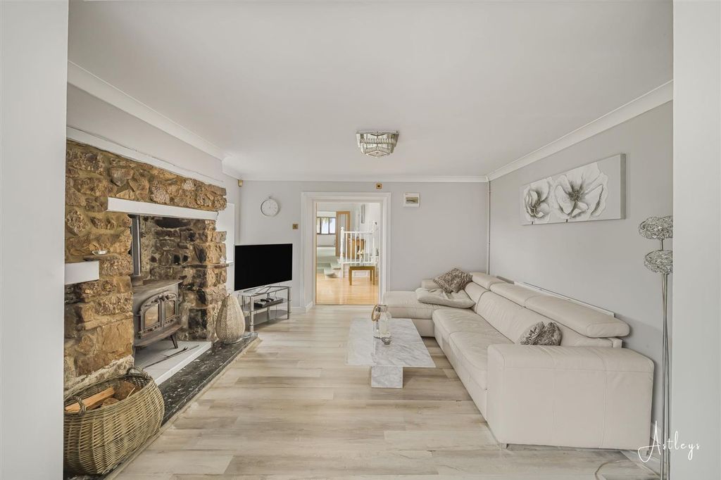 Property photo 3 of 46 Sitting Room