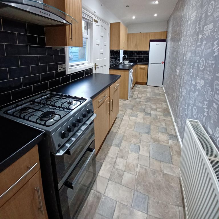 Property photo 2 of 6 Kitchen