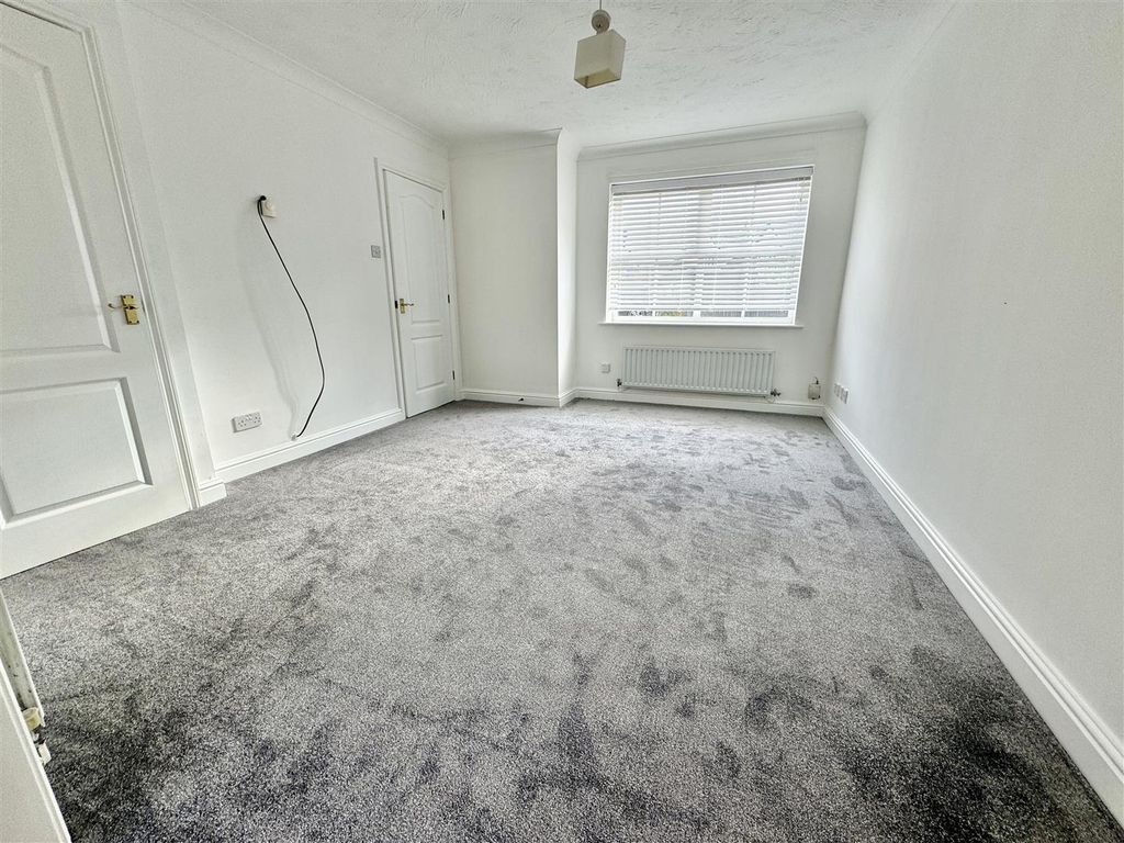 Property photo 3 of 11 Living Room