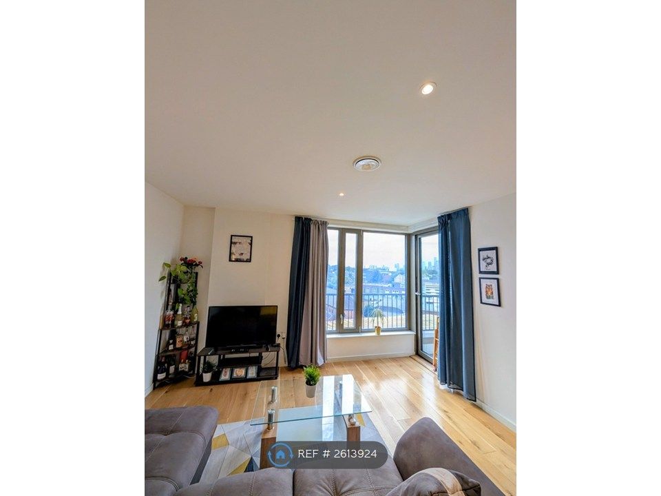 Property photo 2 of 21 Living Room