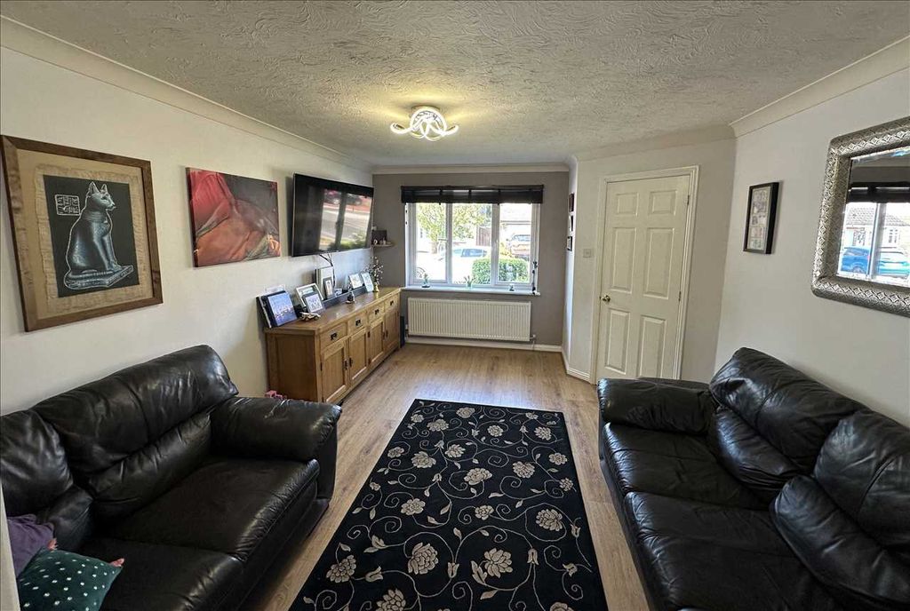 Property photo 3 of 18 Spacious Lounge:
