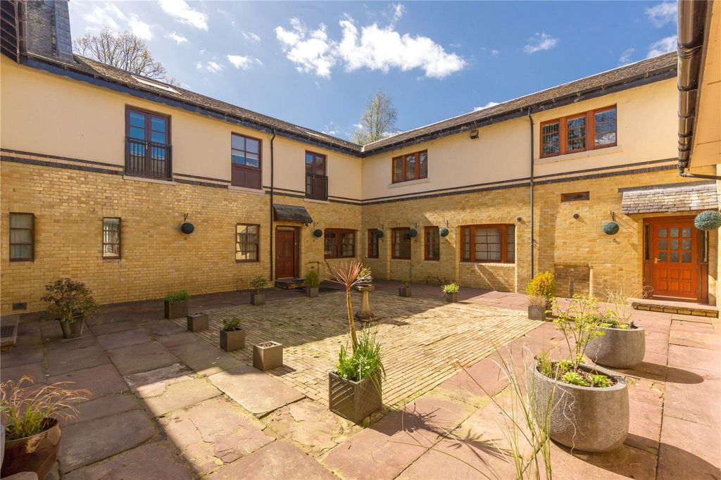 Property photo 3 of 31 Courtyard