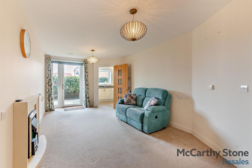 Property photo 1 of 11 Lounge