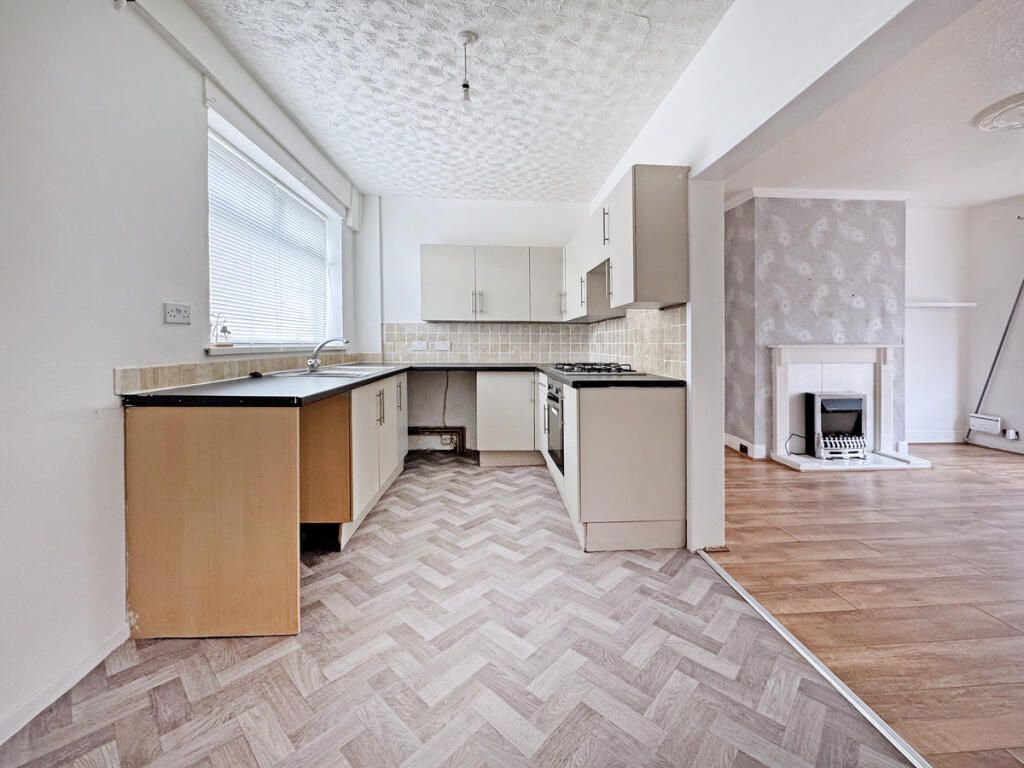 Property photo 3 of 11 Kitchen 2