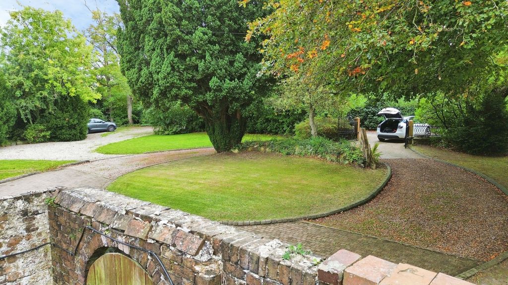 Property photo 2 of 37 Coach Ring