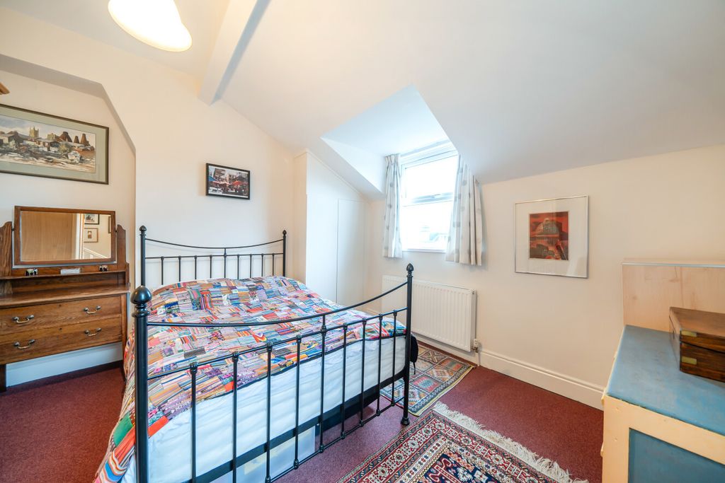 Property photo 3 of 9 1398155-18-696E51...