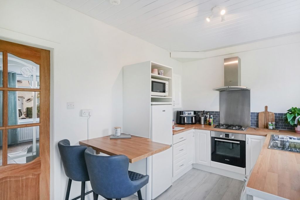 Property photo 3 of 14 Kitchen