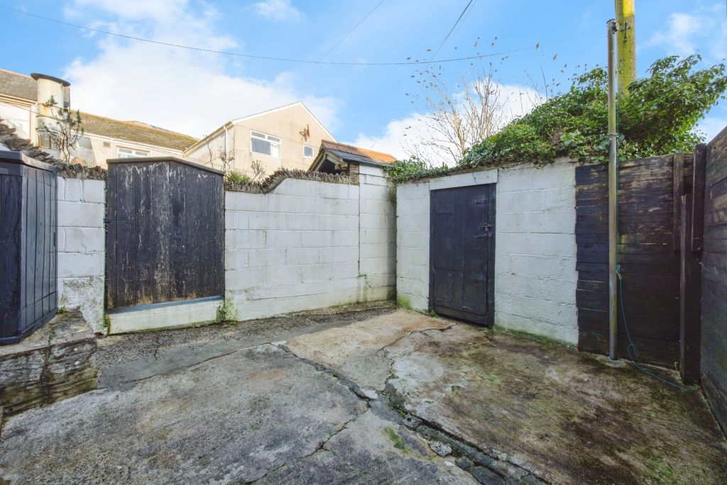 Property photo 3 of 17 Courtyard