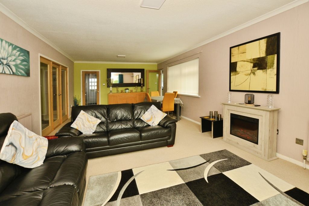 Property photo 3 of 17 Living Room