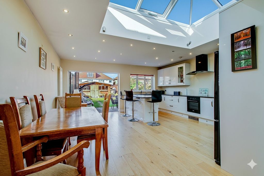 Property photo 3 of 19 4370349