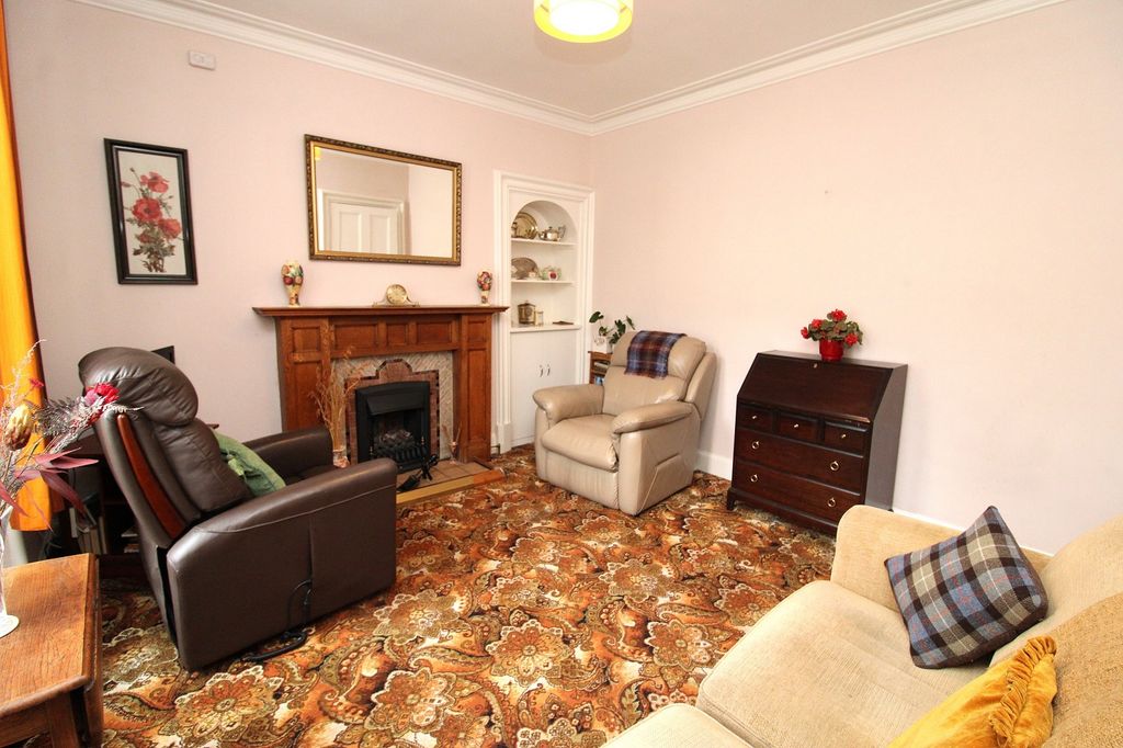 Property photo 3 of 11 Lounge 2