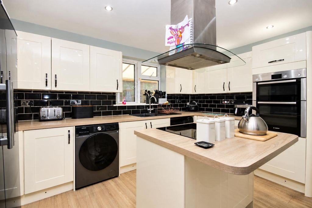 Property photo 2 of 25 1 (2).Png
