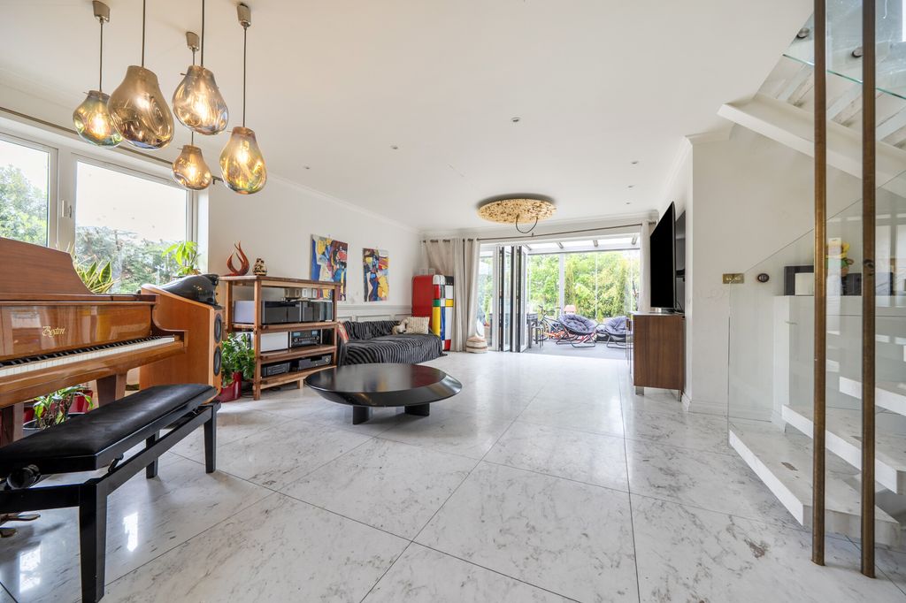 Property photo 2 of 20