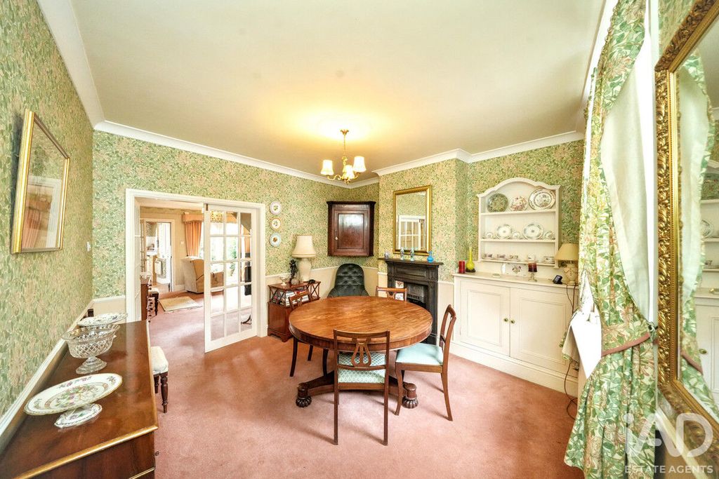 Property photo 3 of 31