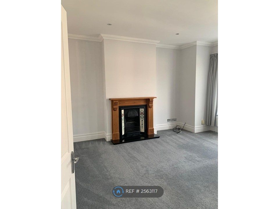 Property photo 3 of 11 Lounge