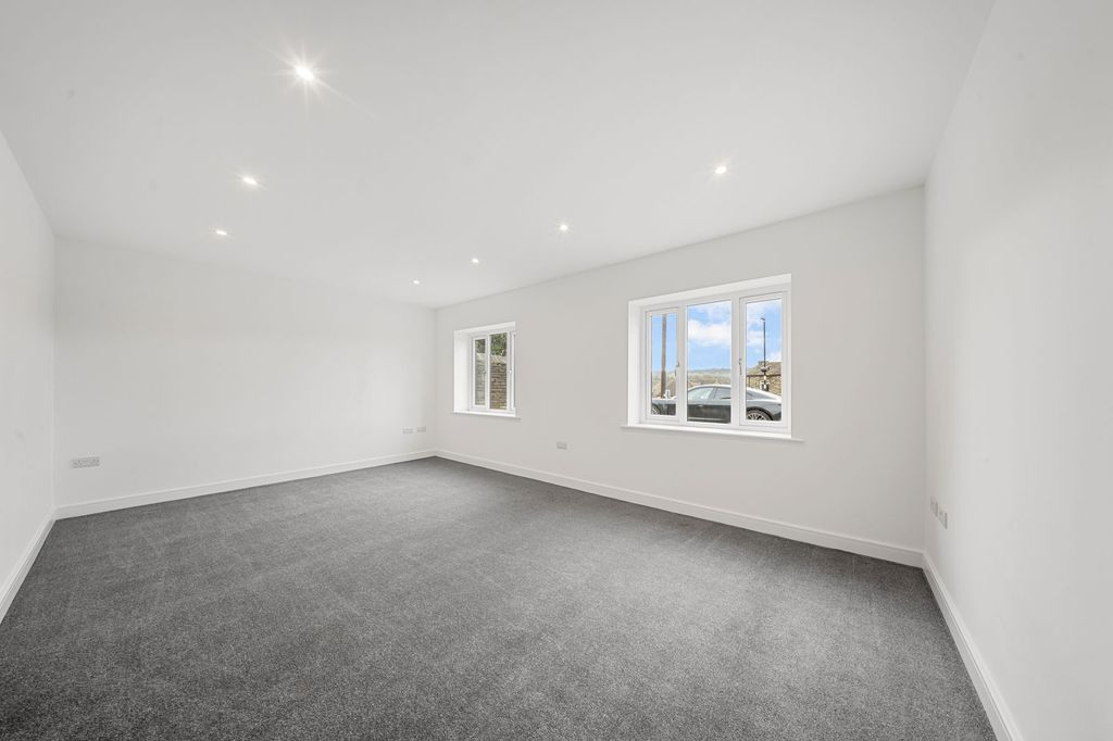 Property photo 2 of 31