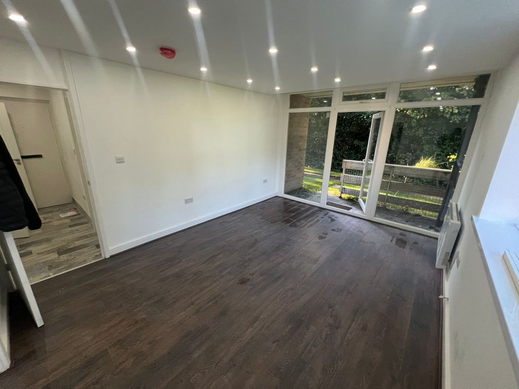 Property photo 3 of 8 Gallery