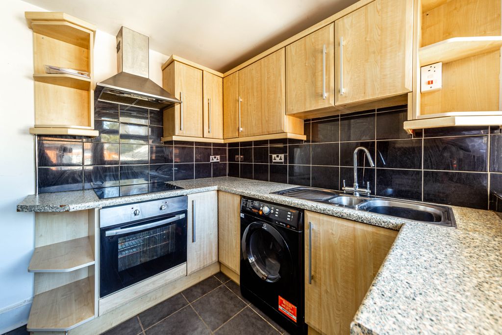 Property photo 3 of 9 Kitchen