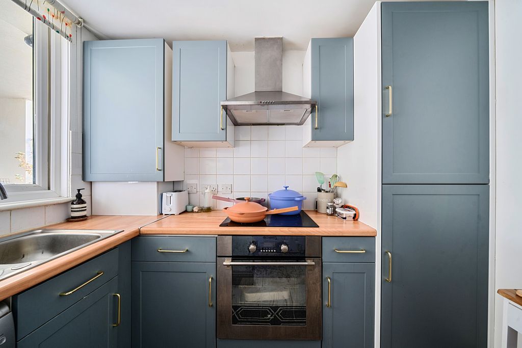 Property photo 3 of 19 Kitchen