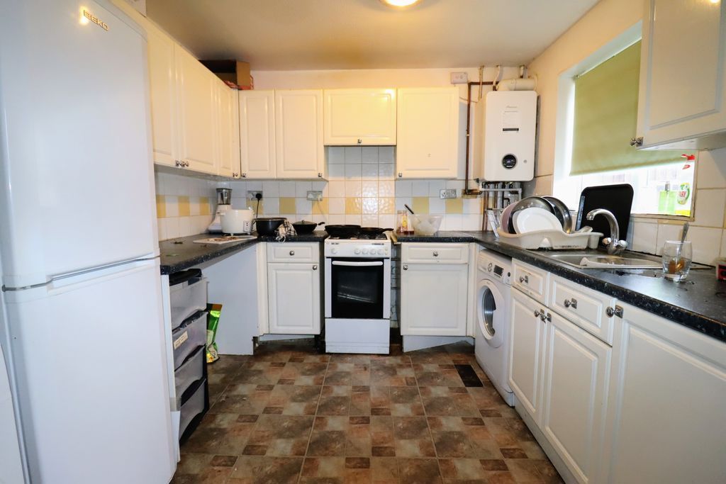 Property photo 2 of 9 Kitchen