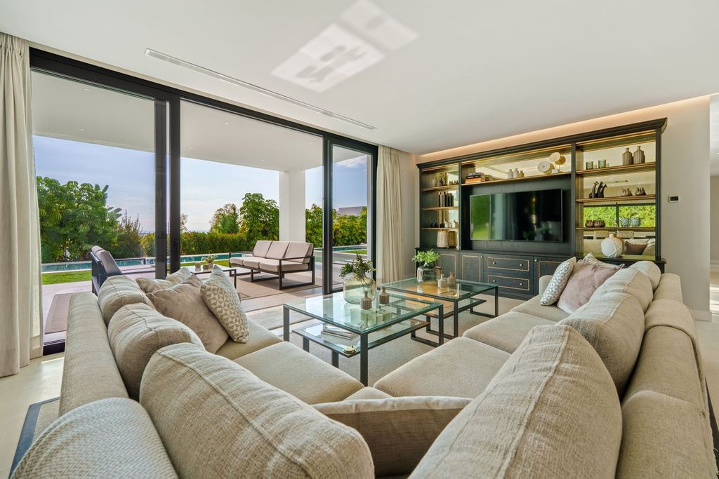 Property photo 2 of 50