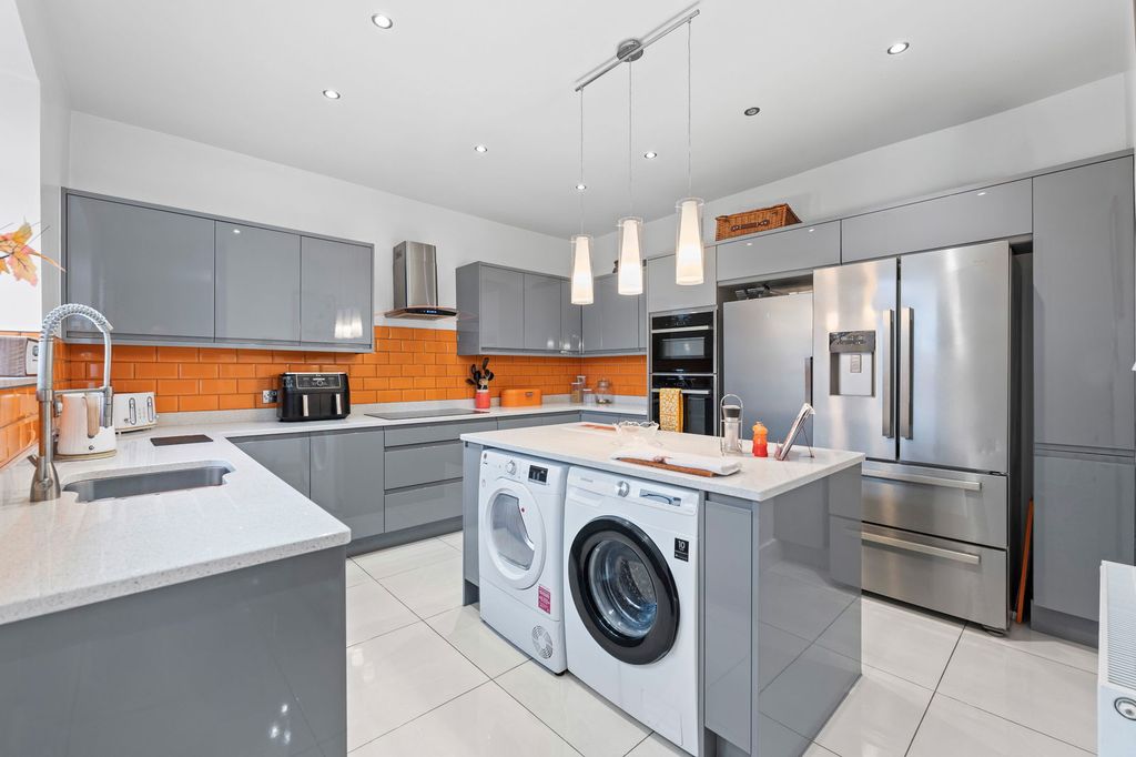 Property photo 2 of 28