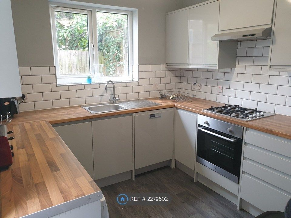 Property photo 1 of 8 Kitchen