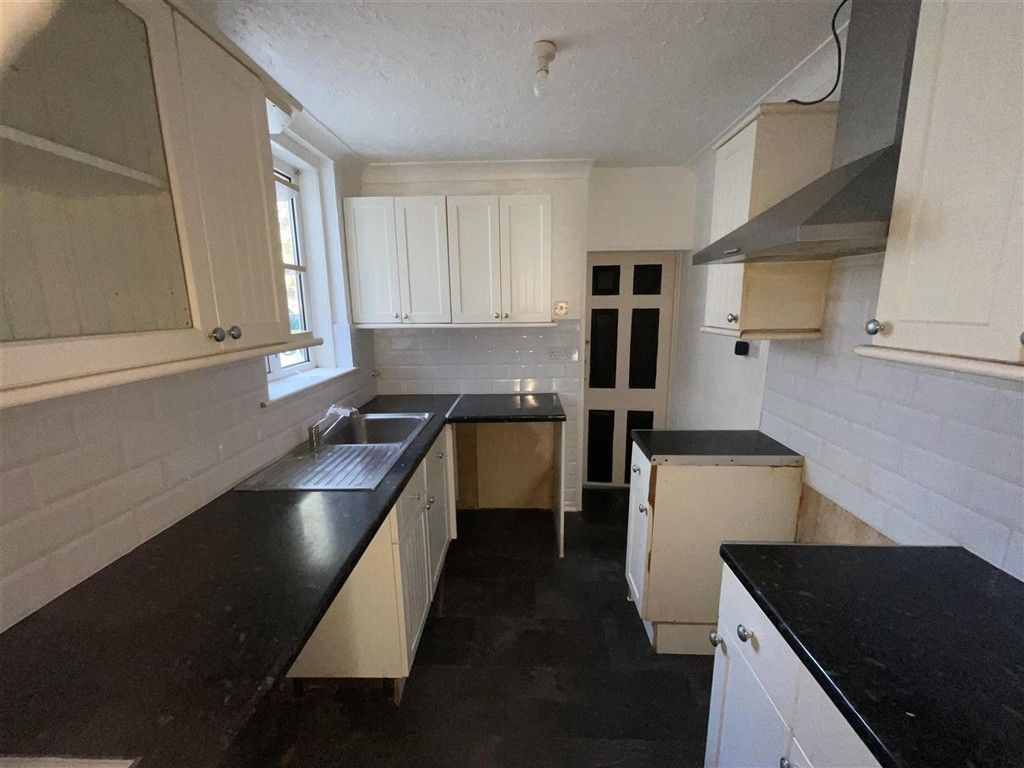 Property photo 3 of 10 Kitchen