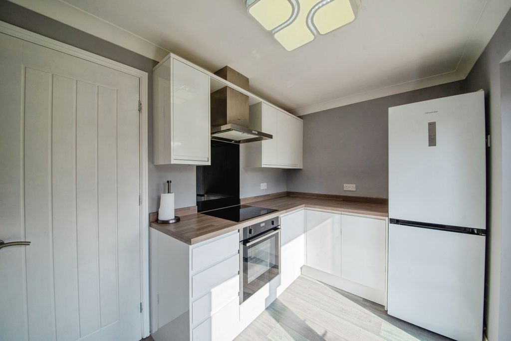 Property photo 3 of 17 Kitchen