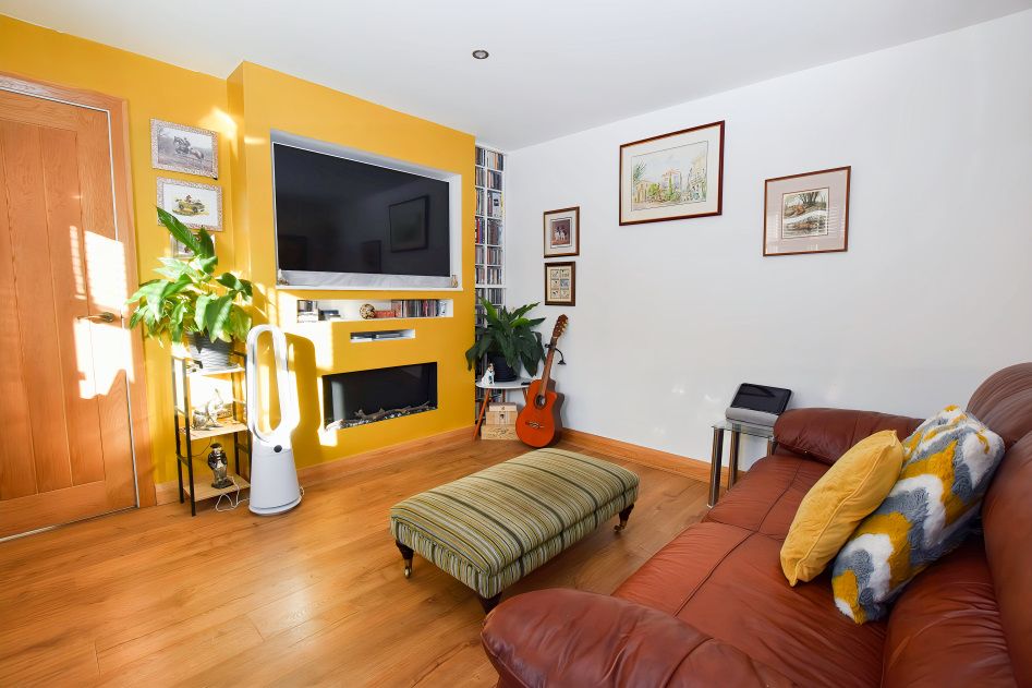 Property photo 3 of 27 Lounge 1