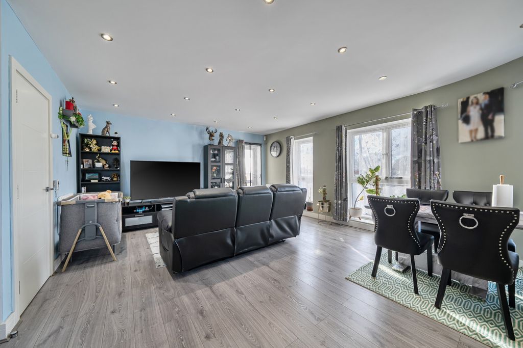 Property photo 3 of 18 1405988-5-6983657...