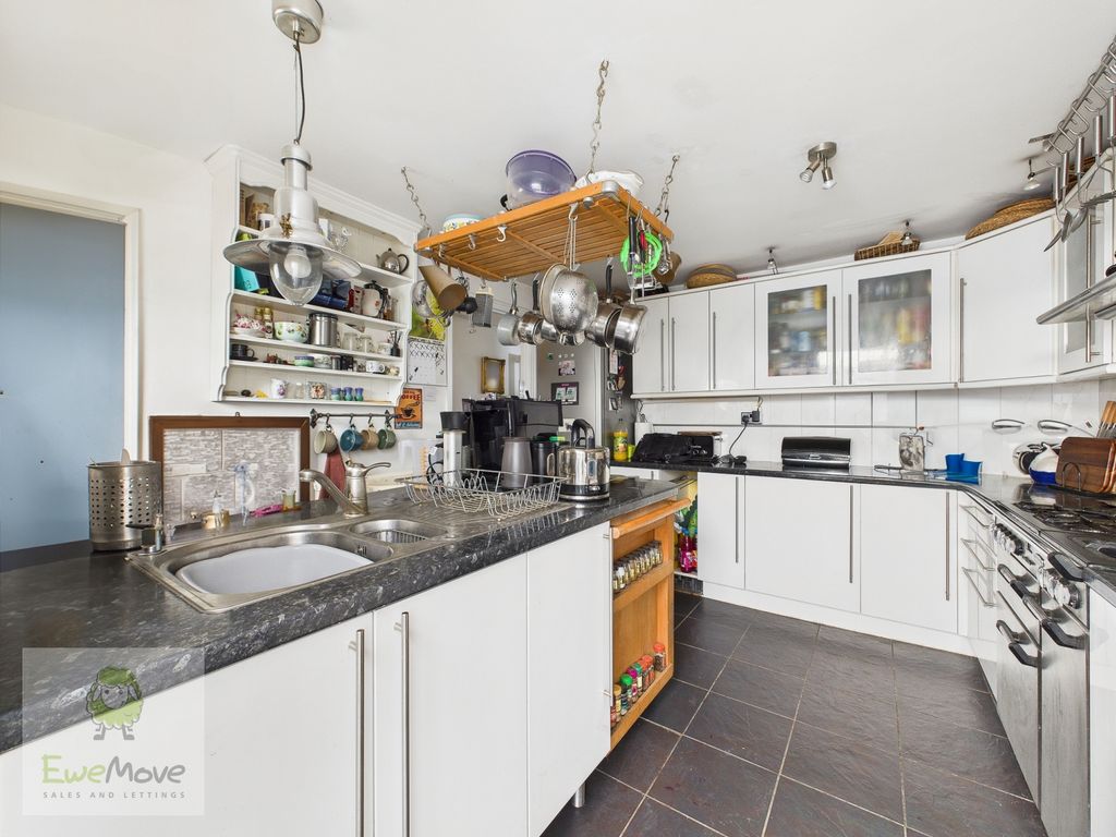 Property photo 2 of 18 Kitchen