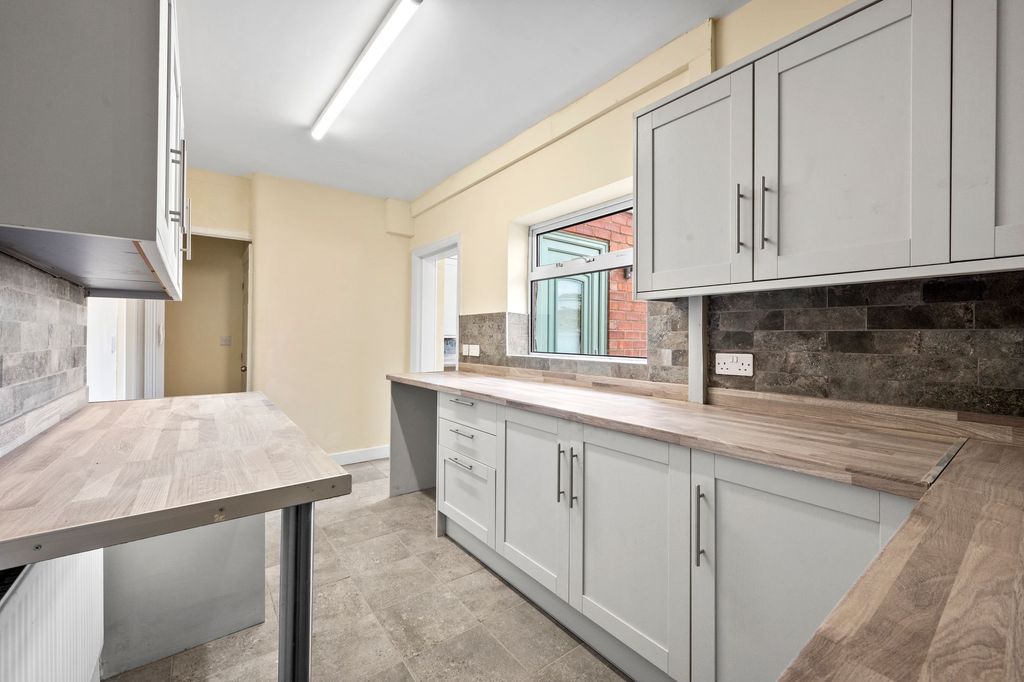 Property photo 2 of 31