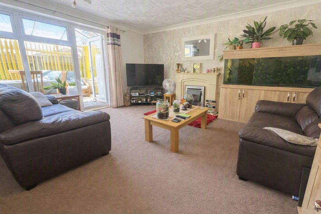 Property photo 3 of 11 Lounge