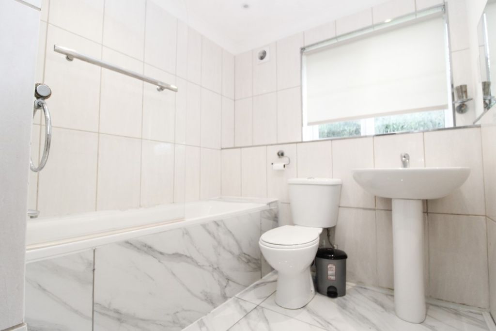 Property photo 2 of 7 Bathroom