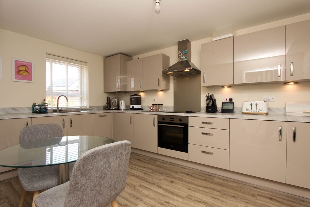Property photo 3 of 11 Kitchen/Dining Room