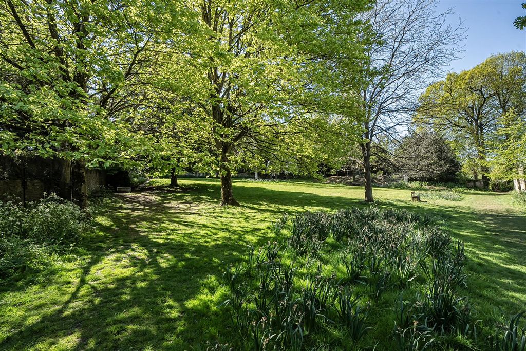 Property photo 2 of 12 Surrounding Areas