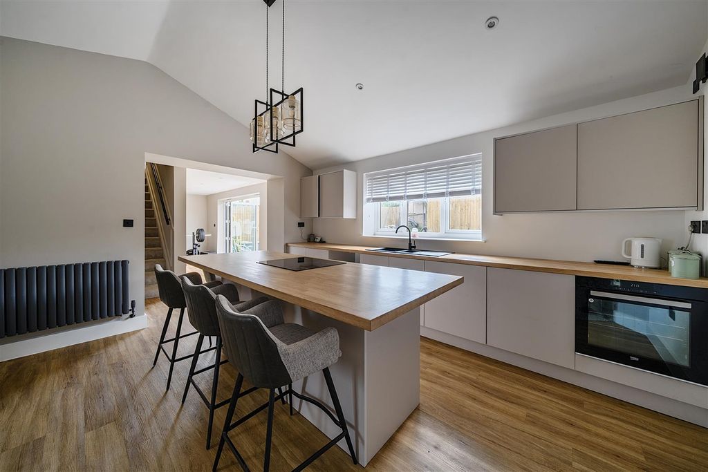 Property photo 3 of 13 32-681E2B5d32ee7-1287282-Arw-32 .Jpg