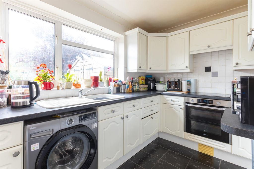 Property photo 3 of 18 Kitchen