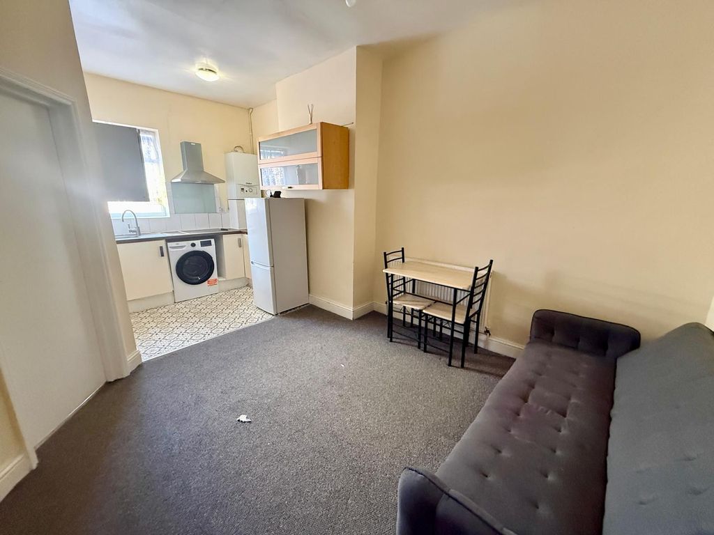 Property photo 1 of 8 2-Bedroom Flat In Near London City Airport