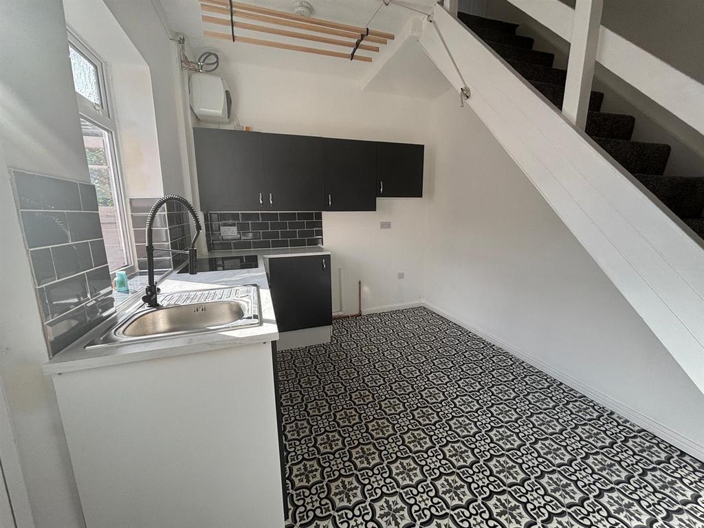 Property photo 3 of 10 Kitchen