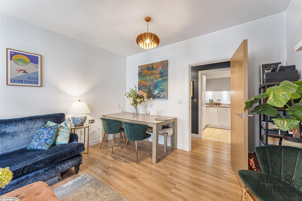 Property photo 2 of 21 Sequoia House