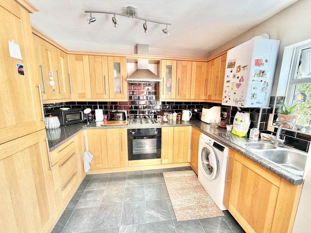 Property photo 2 of 10 Kitchen