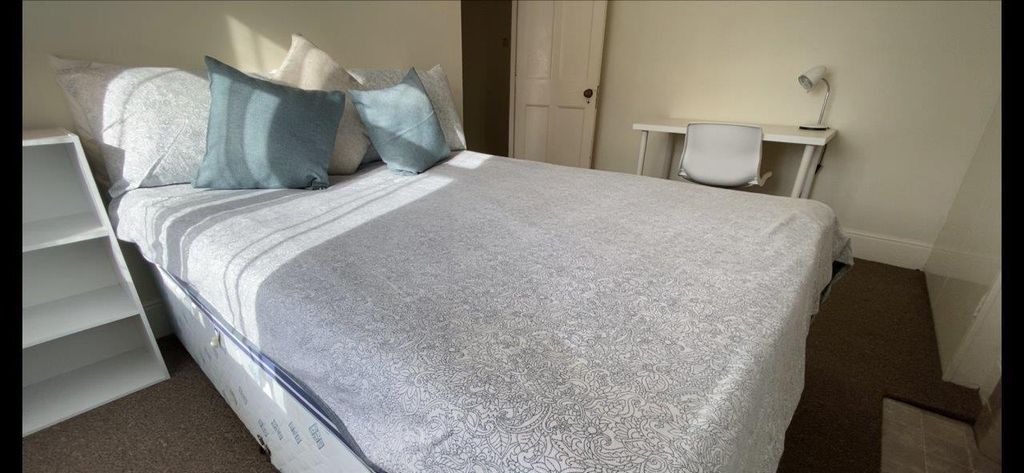 Property photo 3 of 23 Bright Master Bedroom With A Dedicated Workspace...